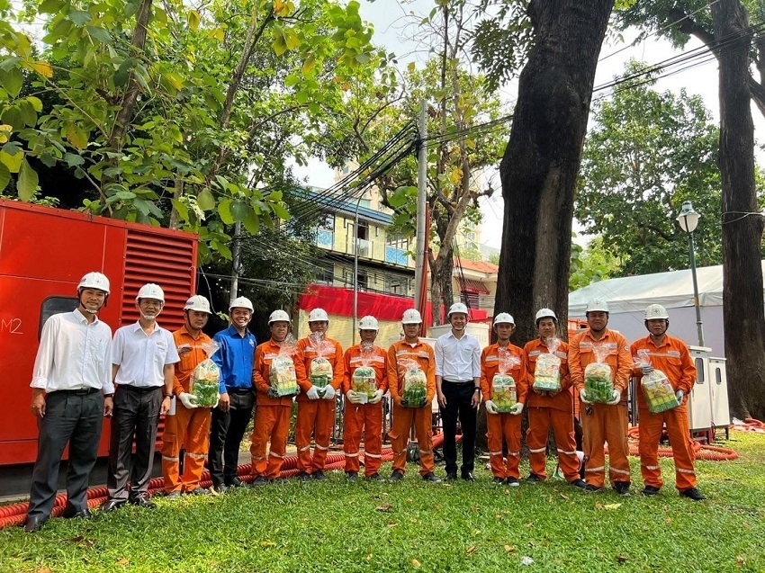 Công đoàn EVNHCMC tổ chức thăm hỏi, động viên, tiếp lửa cho người lao động đang làm việc tại các công trường trong mùa nắng nóng 4