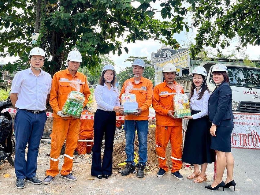 Công đoàn EVNHCMC tổ chức thăm hỏi, động viên, tiếp lửa cho người lao động đang làm việc tại các công trường trong mùa nắng nóng 5