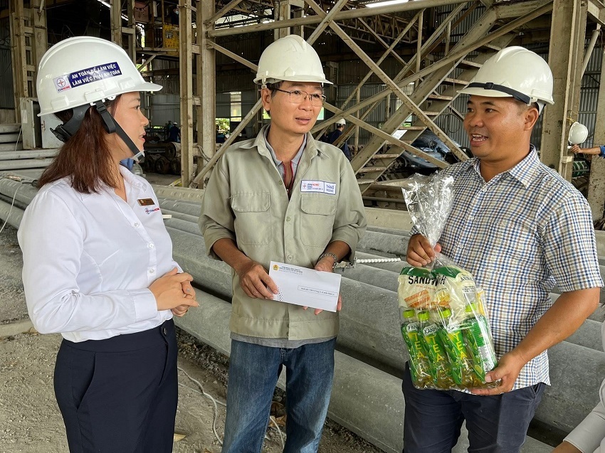 Công đoàn EVNHCMC tổ chức thăm hỏi, động viên, tiếp lửa cho người lao động đang làm việc tại các công trường trong mùa nắng nóng 6