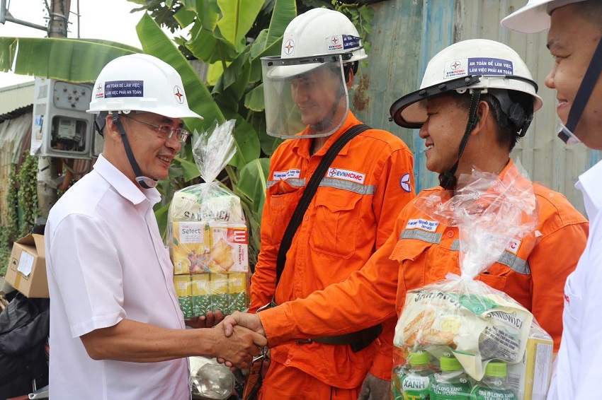 Công đoàn EVNHCMC tổ chức thăm hỏi, động viên, tiếp lửa cho người lao động đang làm việc tại các công trường trong mùa nắng nóng 7