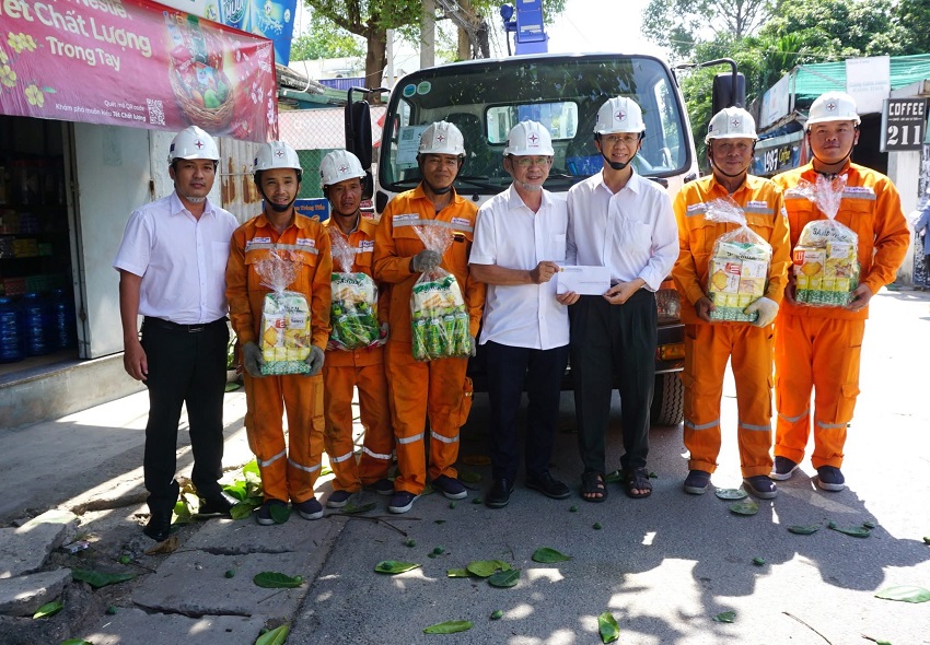 Công đoàn EVNHCMC tổ chức thăm hỏi, động viên, tiếp lửa cho người lao động đang làm việc tại các công trường trong mùa nắng nóng 8