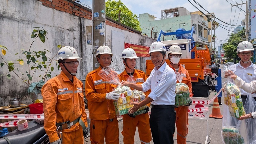 Công đoàn EVNHCMC tổ chức thăm hỏi, động viên, tiếp lửa cho người lao động đang làm việc tại các công trường trong mùa nắng nóng