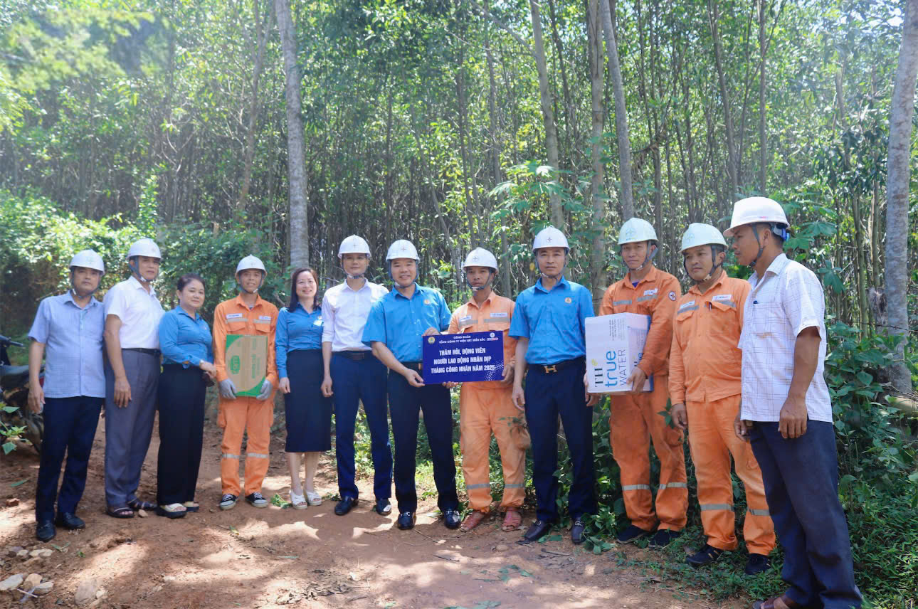 Công đoàn EVNNPC - chuỗi hoạt động Tháng công nhân và thăm hỏi động viên Người lao động Công ty Điện lực Nghệ An nhân dịp mùa nắng nóng năm 2025 1
