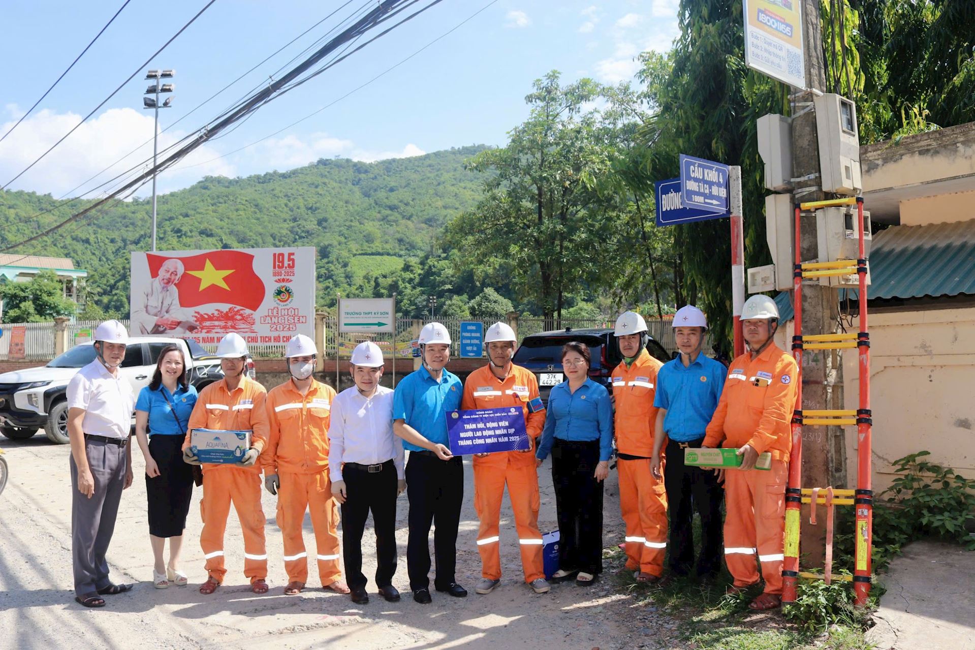 Công đoàn EVNNPC - chuỗi hoạt động Tháng công nhân và thăm hỏi động viên Người lao động Công ty Điện lực Nghệ An nhân dịp mùa nắng nóng năm 2025 2