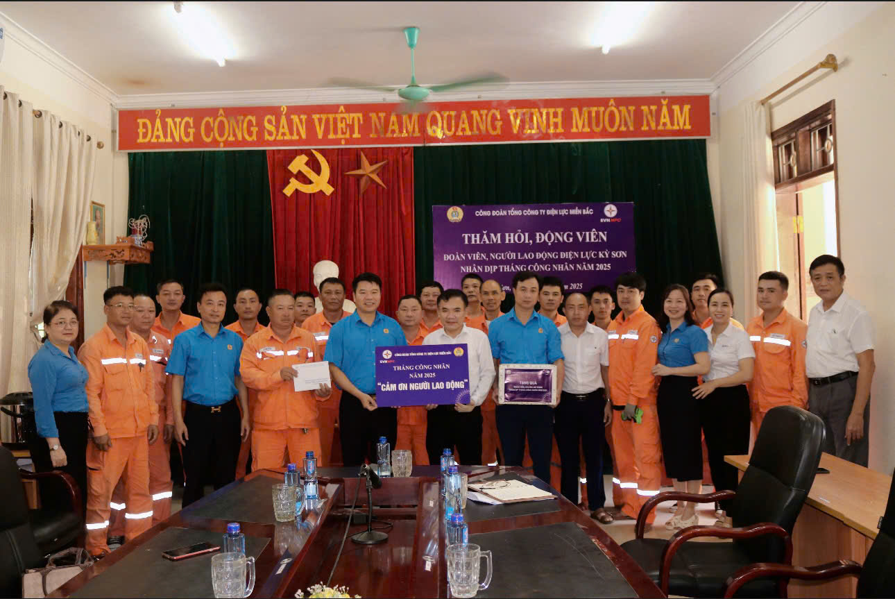 Công đoàn EVNNPC - chuỗi hoạt động Tháng công nhân và thăm hỏi động viên Người lao động Công ty Điện lực Nghệ An nhân dịp mùa nắng nóng năm 2025