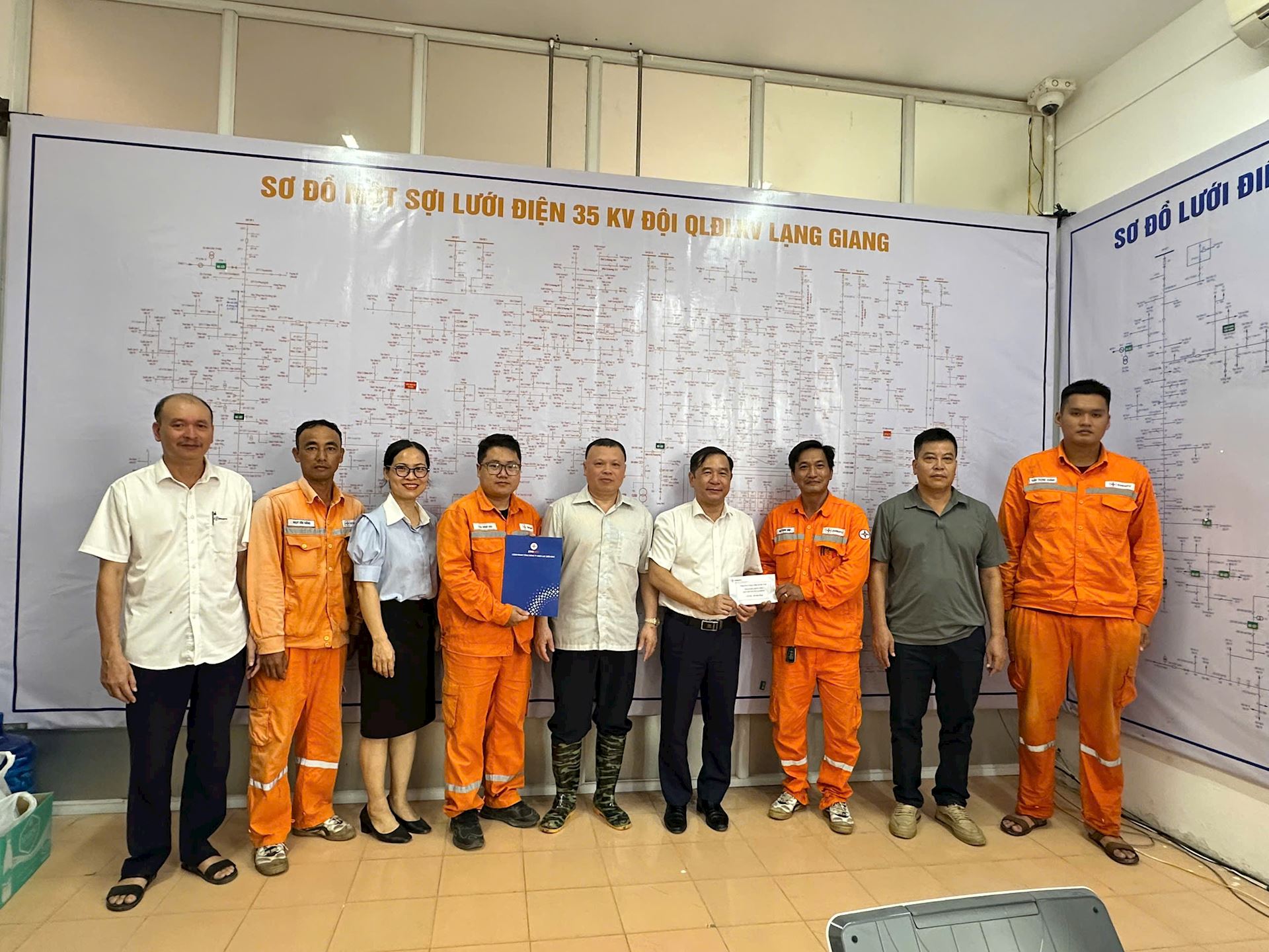 Công đoàn EVNNPC đồng hành, sẻ chia cùng người lao động vượt qua khó khăn sau thiên tai
