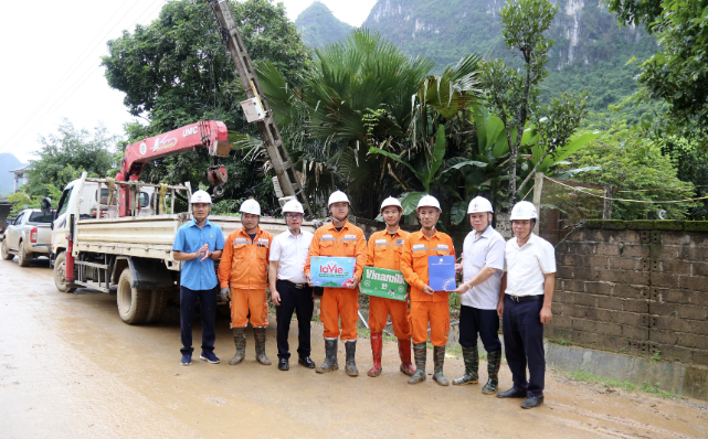 Công đoàn EVNNPC đồng hành, sẻ chia cùng người lao động vượt qua khó khăn sau thiên tai