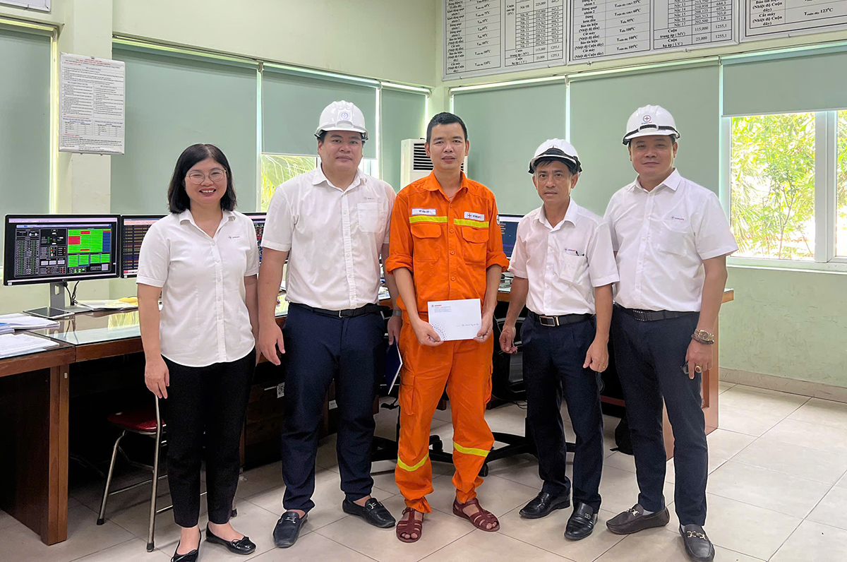 Công đoàn EVNNPT động viên người lao động đang nỗ lực đẩy nhanh tiến độ Dự án lắp máy 2 Trạm biến áp 500kV Tây Hà Nội 1