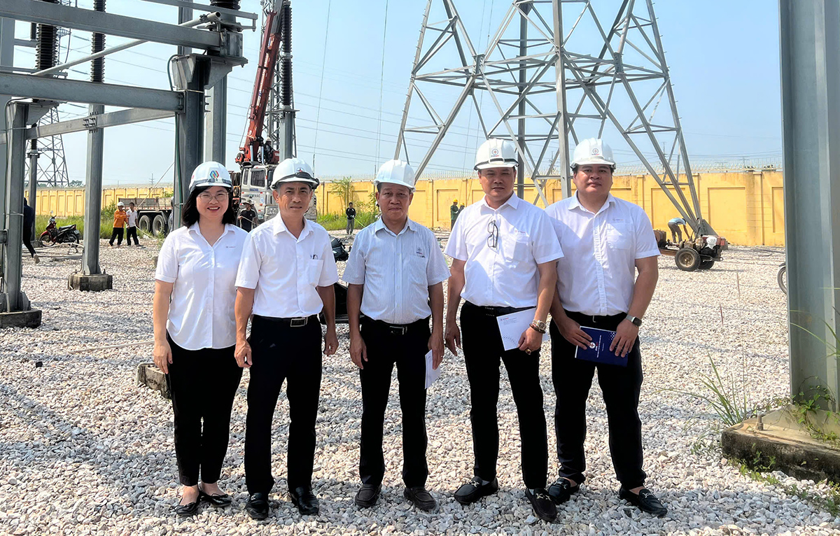 Công đoàn EVNNPT động viên người lao động đang nỗ lực đẩy nhanh tiến độ Dự án lắp máy 2 Trạm biến áp 500kV Tây Hà Nội