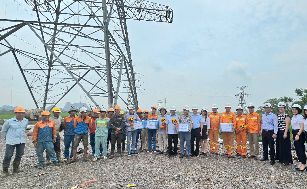 Công đoàn EVNNPT động viên người lao động đang tham gia thi công Dự án đường dây 500/220kV Nho Quan - Phủ Lý - Thường Tín