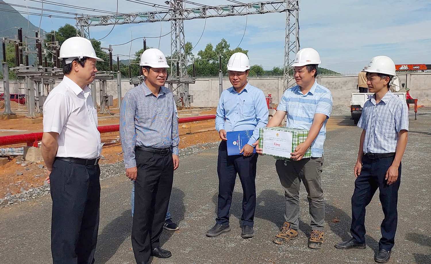 Công đoàn EVNNPT động viên người lao động thi công Dự án Trạm biến áp 220kV Vũng Áng và đấu nối 1