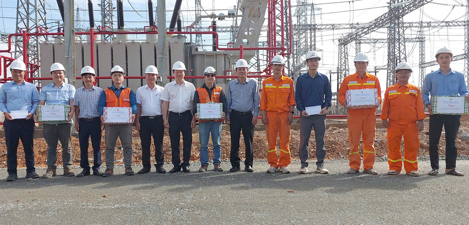 Công đoàn EVNNPT động viên người lao động thi công Dự án Trạm biến áp 220kV Vũng Áng và đấu nối