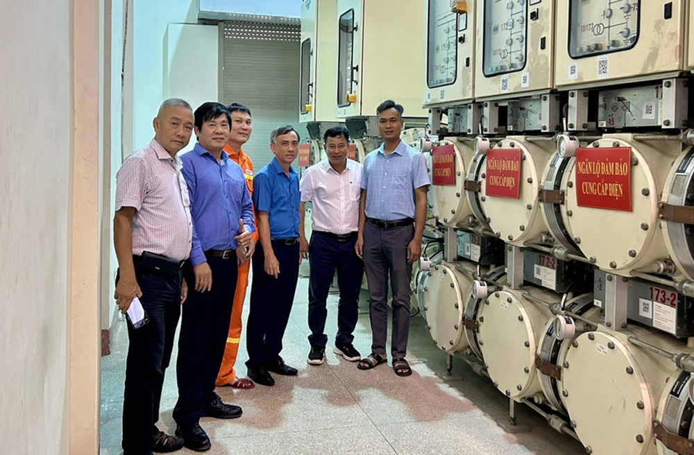 Công đoàn EVNNPT thăm hỏi, động viên người lao động trực đảm bảo cung cấp điện cho Đại lễ Quốc khánh 2/9 2