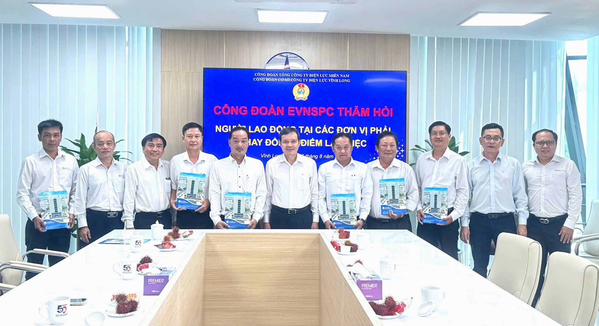 Công đoàn EVNSPC thăm hỏi đơn vị có người lao động  thay đổi địa điểm làm việc tại Công ty Điện lực Vĩnh Long 2