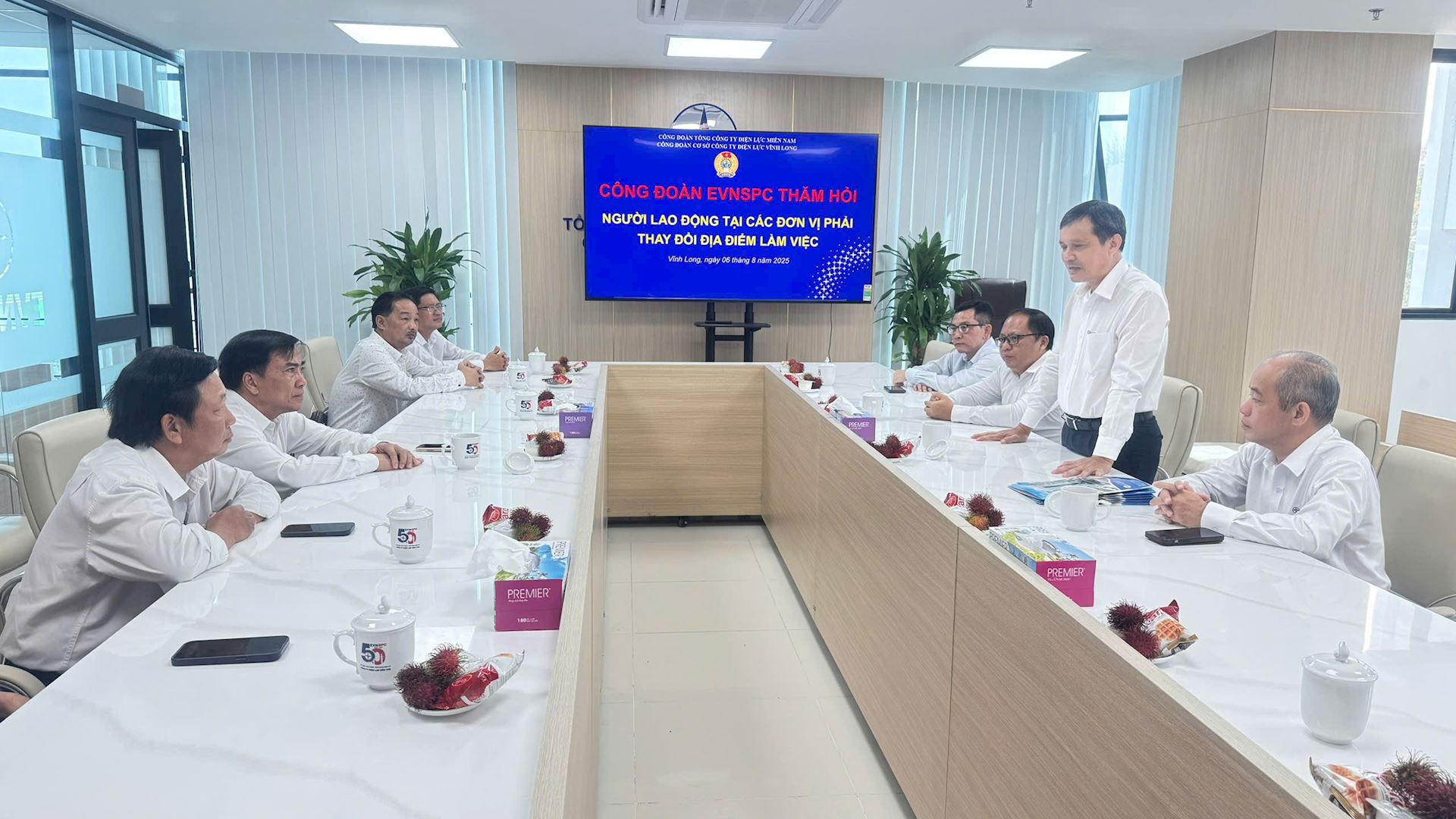Công đoàn EVNSPC thăm hỏi đơn vị có người lao động  thay đổi địa điểm làm việc tại Công ty Điện lực Vĩnh Long