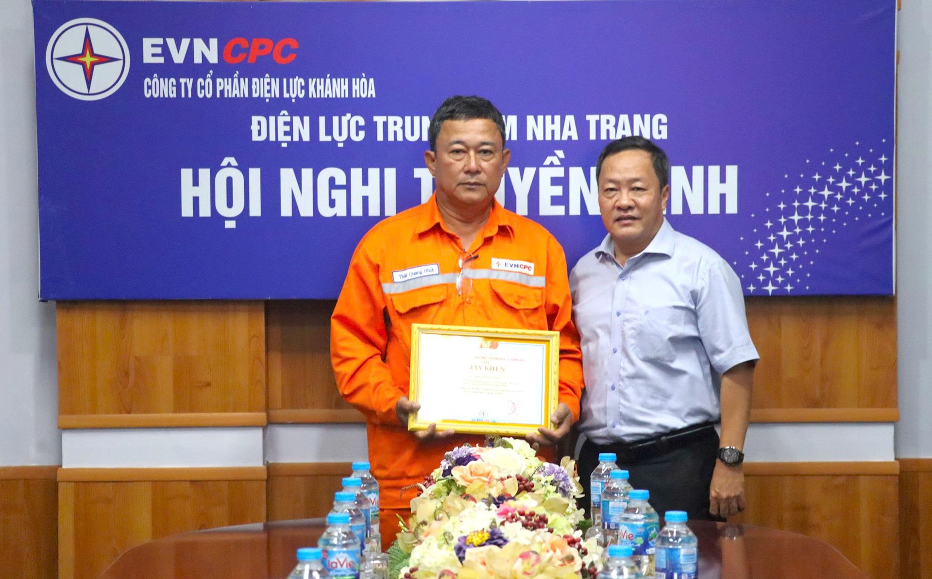 Công đoàn KHPC tôn vinh người thợ điện dũng cảm cứu 8 người giữa dòng nước lũ 1