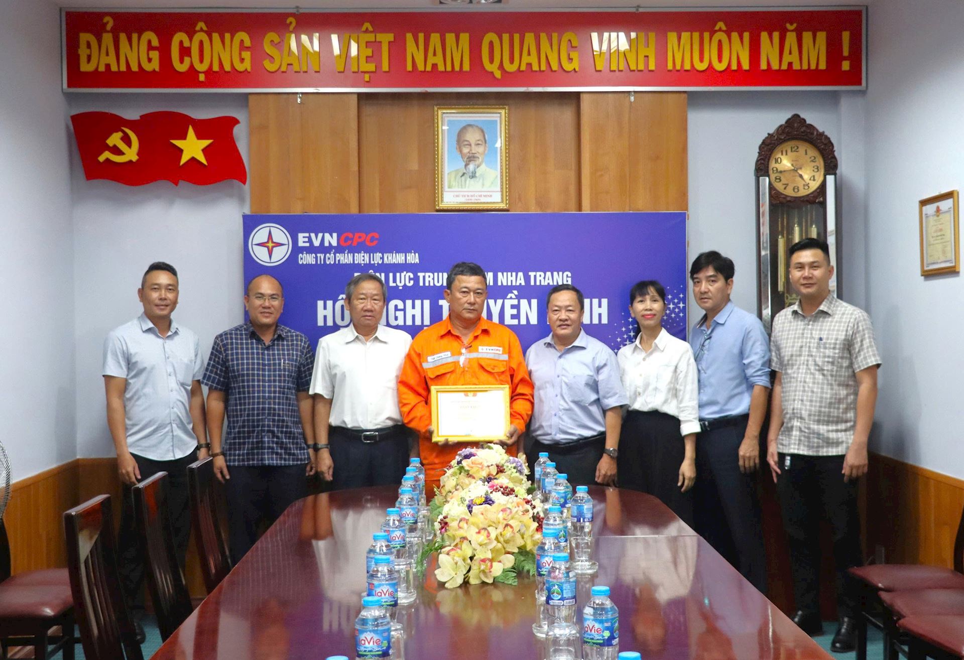 Công đoàn KHPC tôn vinh người thợ điện dũng cảm cứu 8 người giữa dòng nước lũ