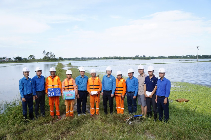 Công đoàn ngành Điện đồng hành cùng thợ điện xứ Thanh khắc phục hậu quả bão số 10 2