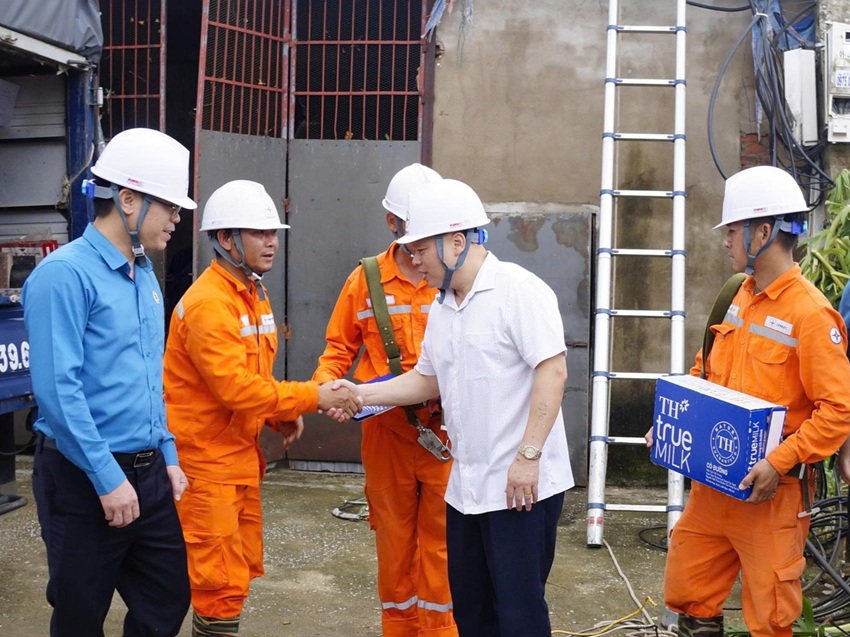 Công đoàn ngành Điện đồng hành cùng thợ điện xứ Thanh khắc phục hậu quả bão số 10 3