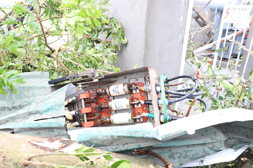 Công đoàn ngành Điện đồng hành cùng thợ điện xứ Thanh khắc phục hậu quả bão số 10