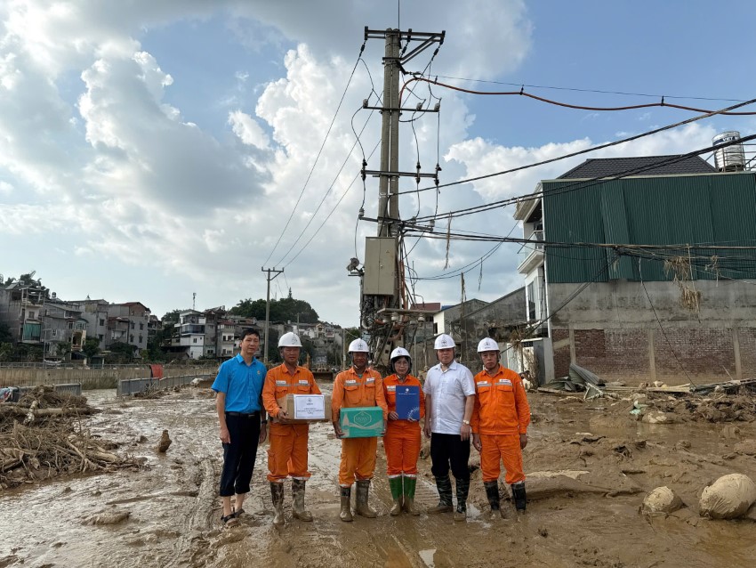 Công đoàn Tổng công ty Điện lực miền Bắc thăm, động viên CBCNV Công ty Điện lực Cao Bằng sau bão số 10 và 11 1