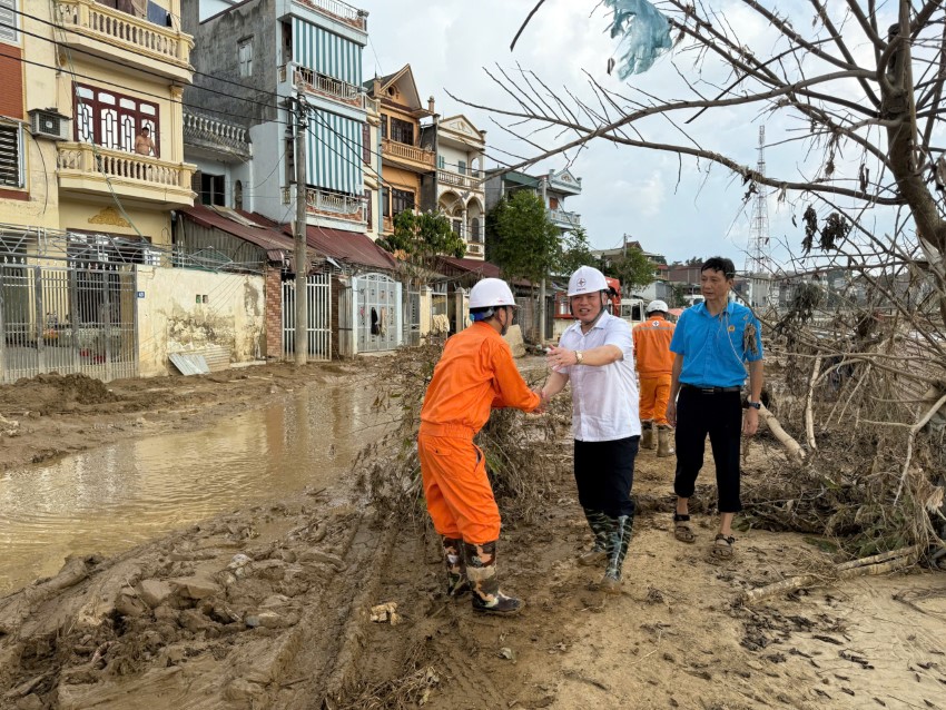 Công đoàn Tổng công ty Điện lực miền Bắc thăm, động viên CBCNV Công ty Điện lực Cao Bằng sau bão số 10 và 11 2