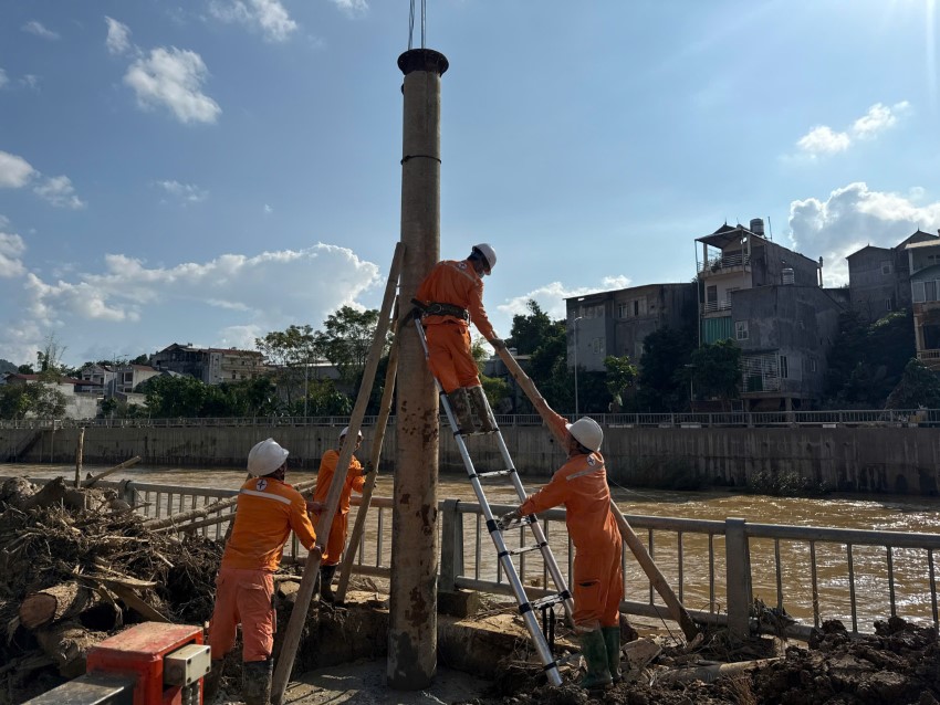 Công đoàn Tổng công ty Điện lực miền Bắc thăm, động viên CBCNV Công ty Điện lực Cao Bằng sau bão số 10 và 11