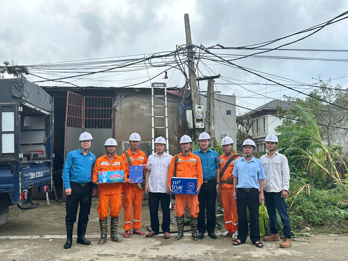 CÔNG ĐOÀN TỔNG CÔNG TY ĐIỆN LỰC MIỀN BẮC THĂM HỎI, ĐỘNG VIÊN CÁC ĐƠN VỊ BỊ ẢNH HƯỞNG CƠN BÃO SỐ 10 1