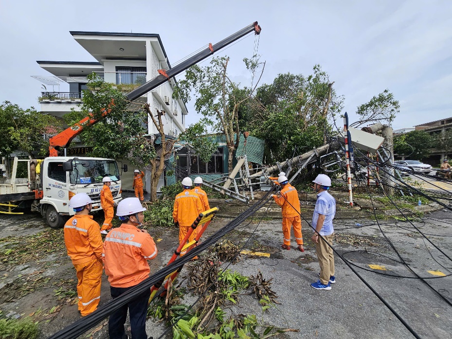 CÔNG ĐOÀN TỔNG CÔNG TY ĐIỆN LỰC MIỀN BẮC THĂM HỎI, ĐỘNG VIÊN CÁC ĐƠN VỊ BỊ ẢNH HƯỞNG CƠN BÃO SỐ 10 3