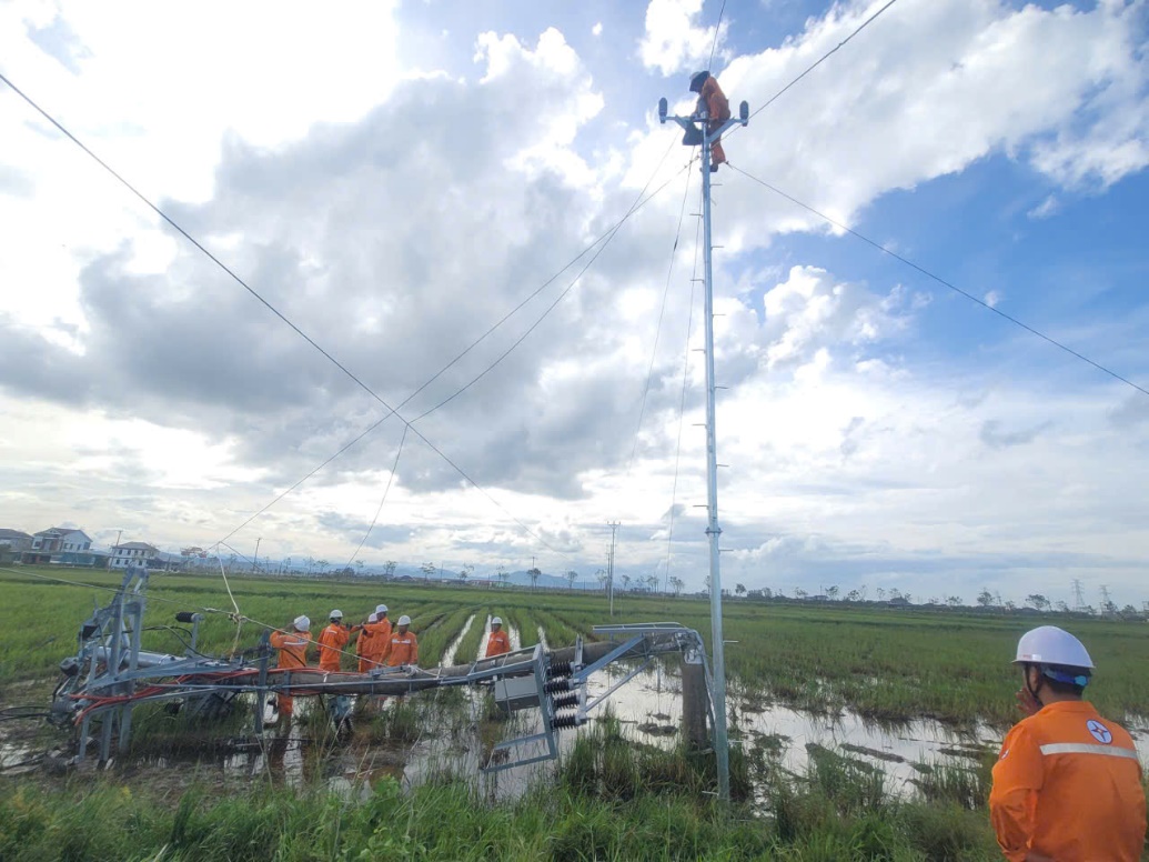 CÔNG ĐOÀN TỔNG CÔNG TY ĐIỆN LỰC MIỀN BẮC THĂM HỎI, ĐỘNG VIÊN CÁC ĐƠN VỊ BỊ ẢNH HƯỞNG CƠN BÃO SỐ 10 5