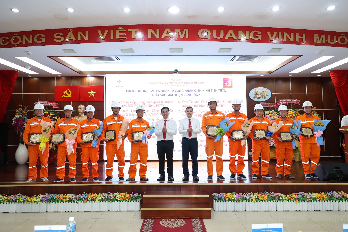 Công đoàn Tổng công ty Điện lực miền Nam đồng hành cùng chuyên môn, thi đua hoàn thành đóng điện các công trình trọng điểm. 2
