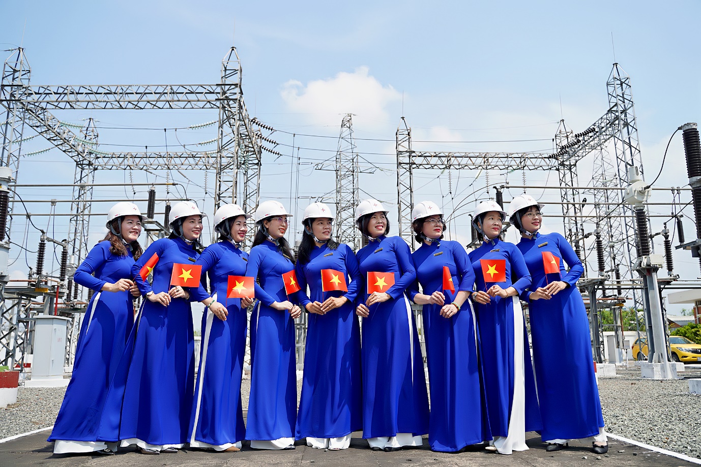 Công đoàn Tổng công ty Điện lực miền Nam đồng hành cùng chuyên môn, thi đua hoàn thành đóng điện các công trình trọng điểm. 4