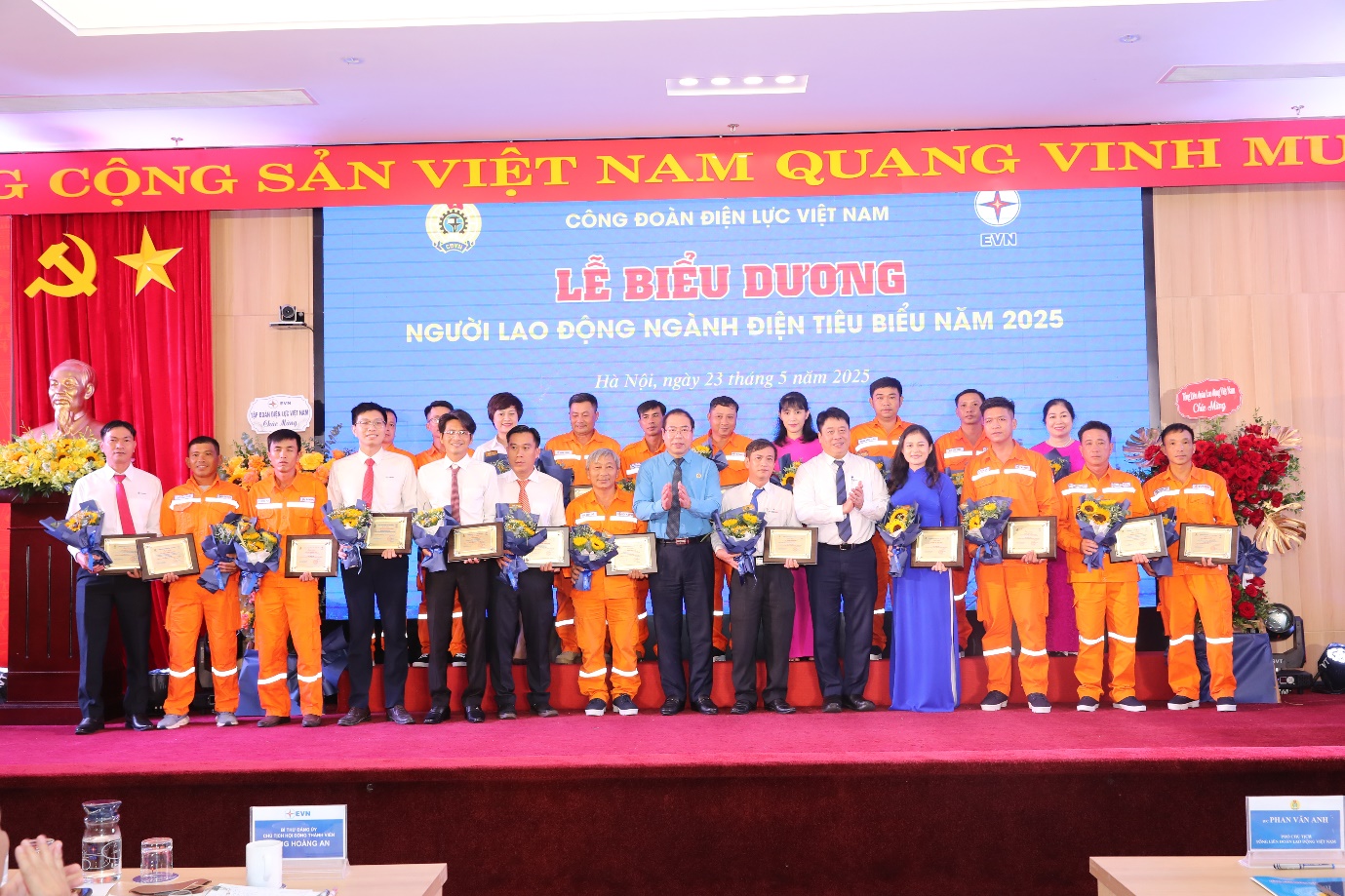 Công đoàn Tổng công ty Điện lực miền Nam đồng hành cùng chuyên môn, thi đua hoàn thành đóng điện các công trình trọng điểm. 9