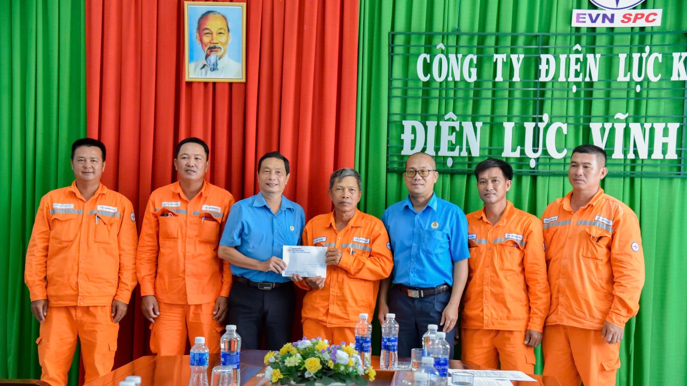Công đoàn Tổng Công ty Điện lực miền Nam làm việc về chế độ, chính sách tại CĐCS Công ty Điện lực Kiên Giang. 1