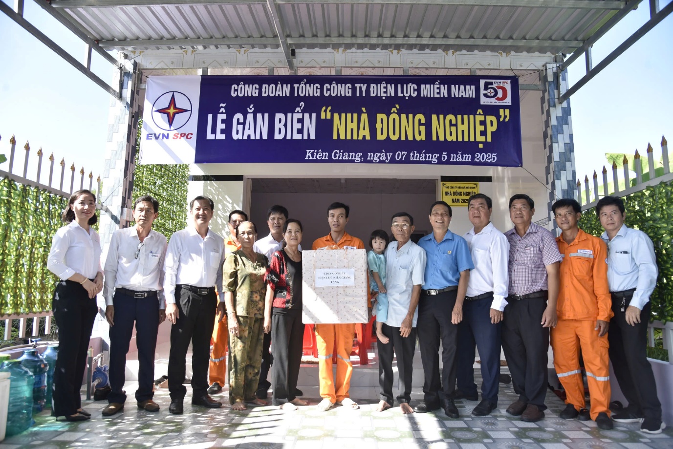 Công đoàn Tổng Công ty Điện lực miền Nam làm việc về chế độ, chính sách tại CĐCS Công ty Điện lực Kiên Giang. 2