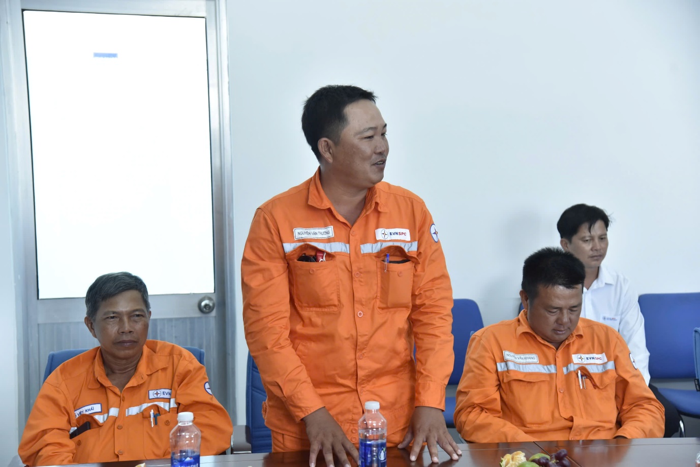 Công đoàn Tổng Công ty Điện lực miền Nam làm việc về chế độ, chính sách tại CĐCS Công ty Điện lực Kiên Giang.