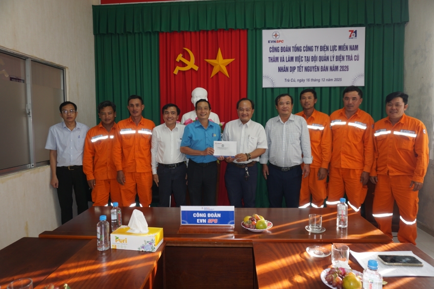 Công đoàn Tổng Công ty Điện lực miền Nam thăm hỏi người lao động Đội Quản lý điện Trà Cú 1