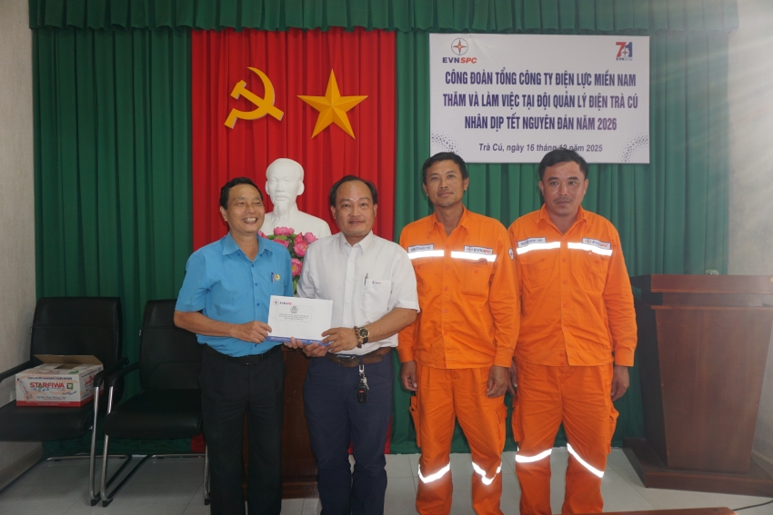 Công đoàn Tổng Công ty Điện lực miền Nam thăm hỏi người lao động Đội Quản lý điện Trà Cú