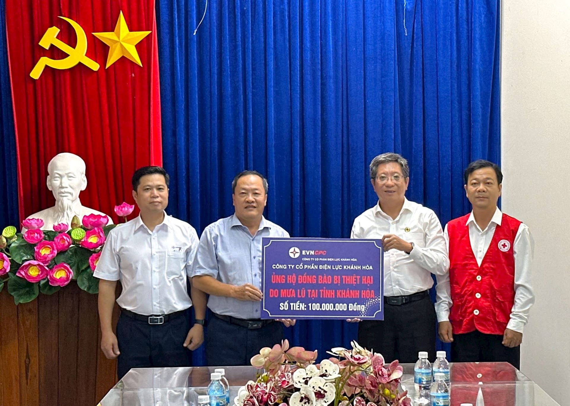 Công ty Cổ phần Điện lực Khánh Hòa (KHPC) ủng hộ 100 triệu đồng hỗ trợ đồng bào bị thiệt hại do mưa lũ