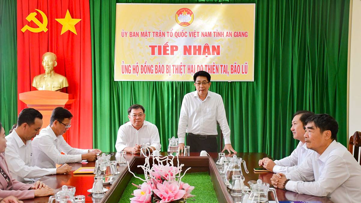 Công ty Điện lực An Giang ủng hộ, hỗ trợ đồng bào bị thiệt hại do thiên tai, bão lũ