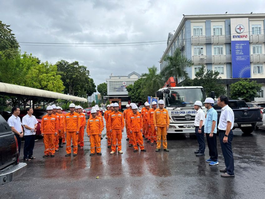 Công ty Điện lực Cao Bằng lên đường hỗ trợ khắc phục sự cố lưới điện tại Nghệ An sau bão số 10