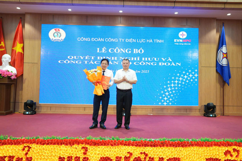 Công ty Điện lực Hà Tĩnh tổ chức Lễ công bố Quyết định nghỉ hưu và công tác cán bộ Công đoàn 1