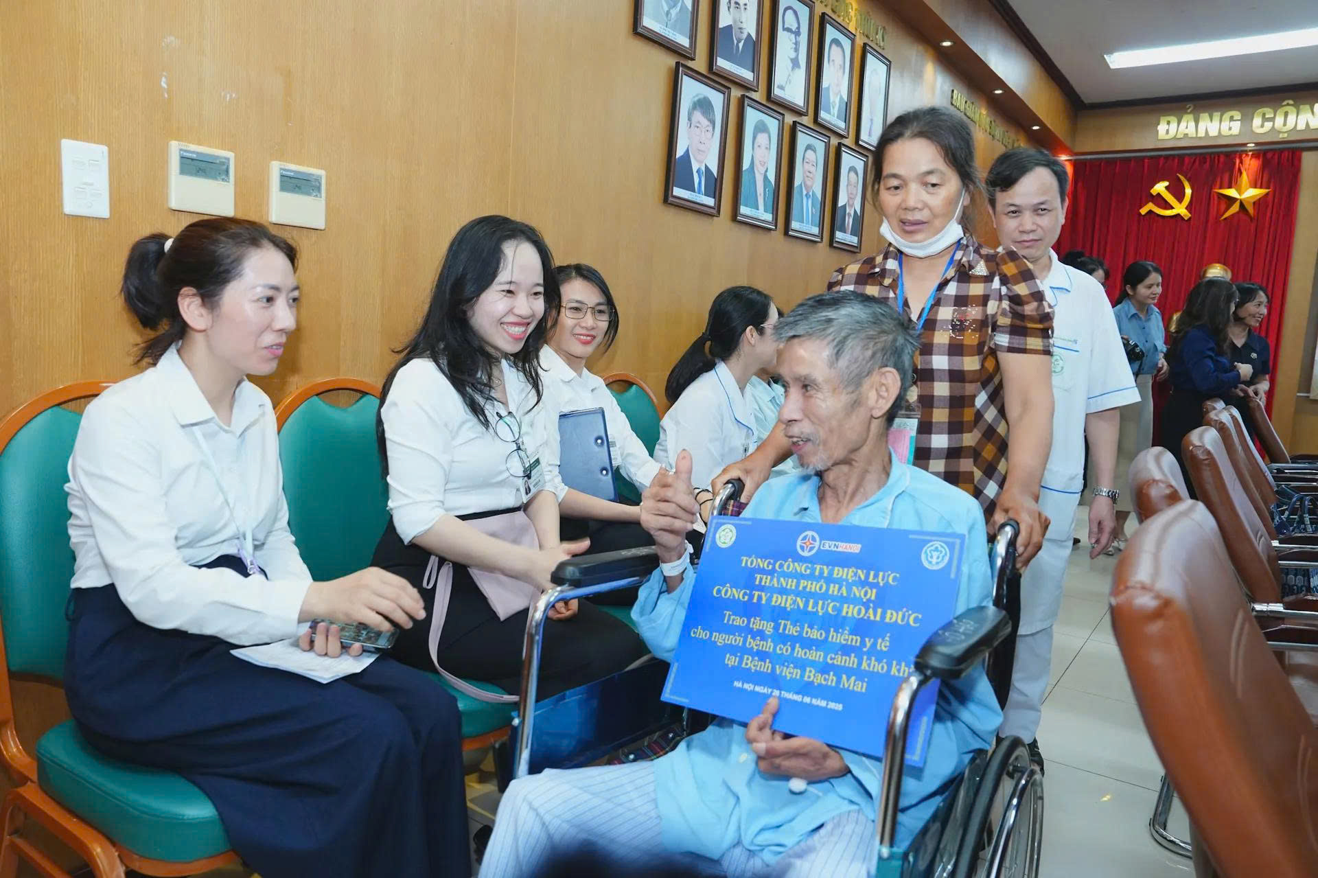 Công ty Điện lực Hoài Đức trao tặng thẻ bảo hiểm y tế tại Bệnh viện Bạch Mai 2
