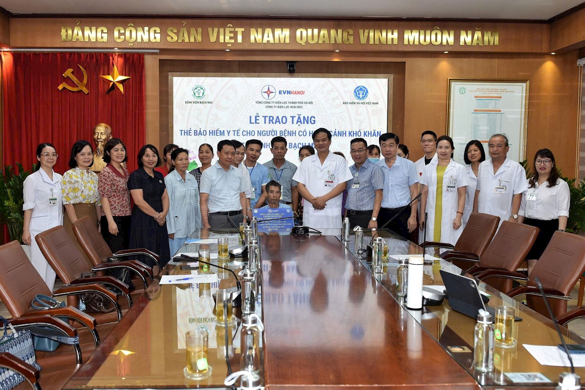 Công ty Điện lực Hoài Đức trao tặng thẻ bảo hiểm y tế tại Bệnh viện Bạch Mai