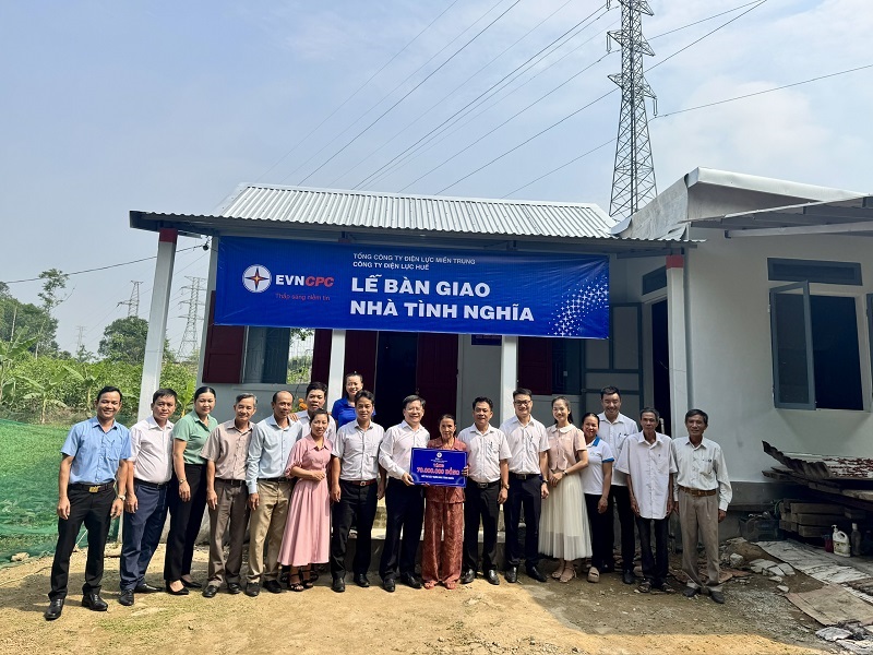 Công ty Điện lực Huế bàn giao 02 căn nhà tình nghĩa cho hộ nghèo trên địa bàn thành phố Huế 4