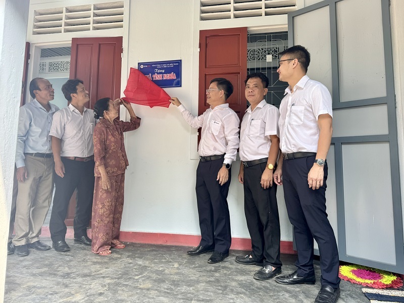Công ty Điện lực Huế bàn giao 02 căn nhà tình nghĩa cho hộ nghèo trên địa bàn thành phố Huế