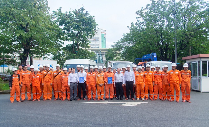 Công ty Điện lực Huế cử đội xung kích hỗ trợ Công ty Điện lực Gia Lai khắc phục lưới điện do hậu quả của cơn bão số 13