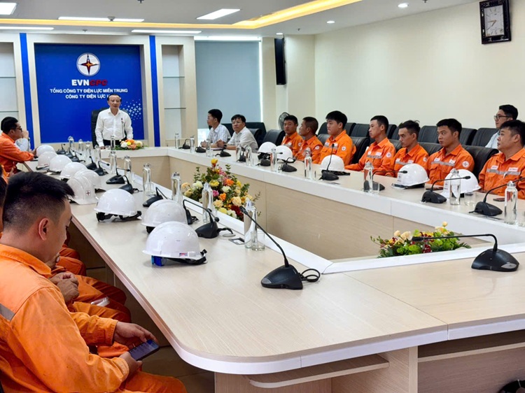 Công ty Điện lực Huế cử đội xung kích hỗ trợ Công ty Điện lực Hà Tĩnh khắc phục lưới điện do hậu quả của cơn bão số 5 2