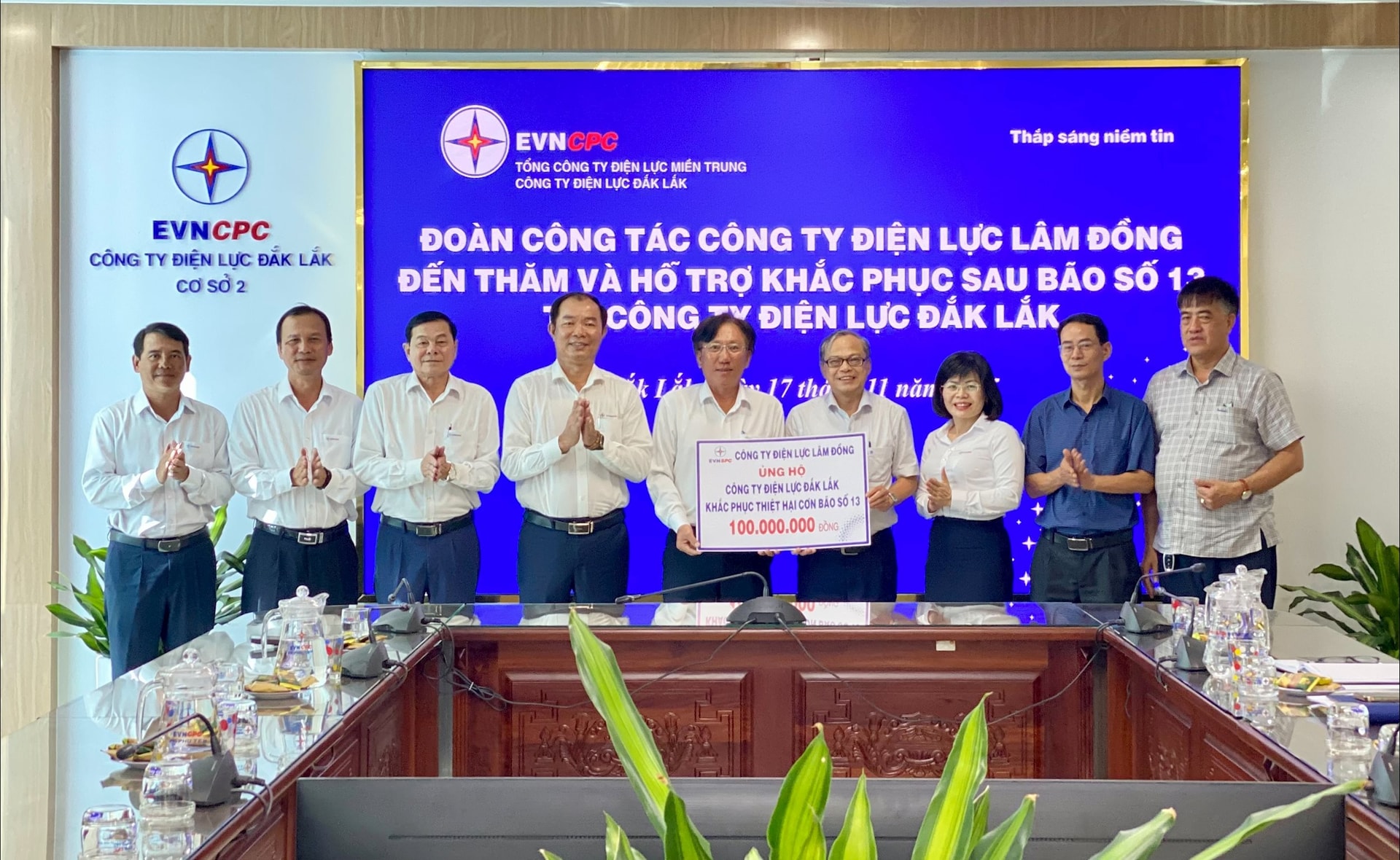 Công ty Điện lực Lâm Đồng hỗ trợ Công ty Điện lực Đắk Lắk và Gia Lai khắc phục thiệt hại sau bão số 13