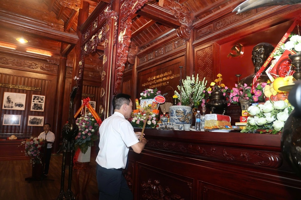 Công ty Điện lực Lào Cai dâng hương tưởng niệm Bác Hồ nhân dịp 67 năm ngày Bác về thăm nhà máy điện Lào Cai 1